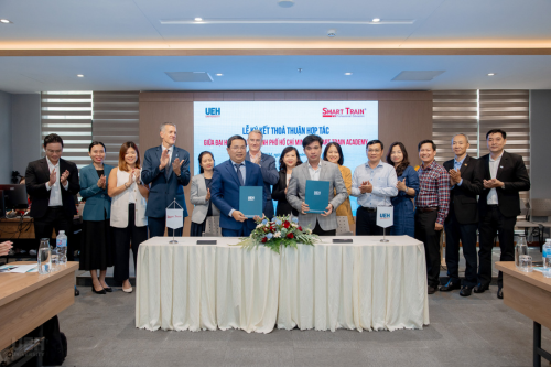 UEH ký kết hợp tác với Smart Train Academy, tổ chức hội thảo “Làm chủ kỹ năng và ứng dụng công nghệ trong ngành Tài chính năm 2026”