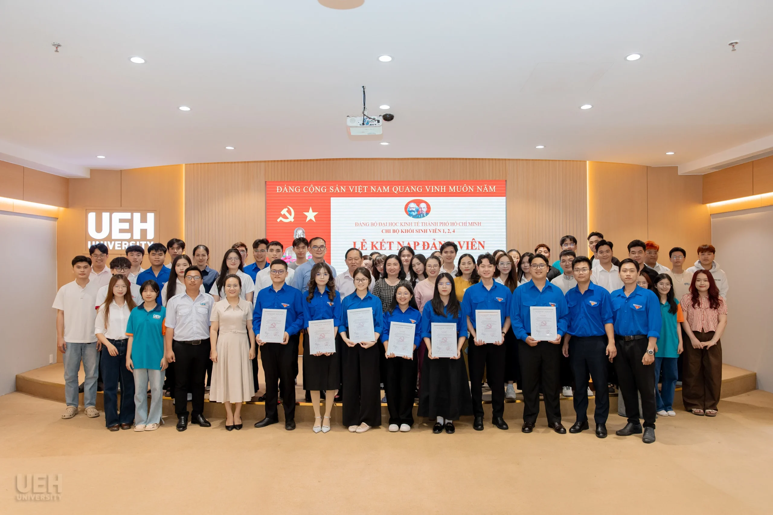 Lễ kết nạp 07 Đảng viên sinh viên Chi bộ Khối sinh viên 1,2,4 Đại học Kinh tế Thành phố Hồ Chí Minh