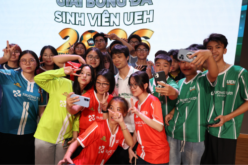 Công Phượng cùng các bạn sinh viên hâm nóng trước thềm UEH League 2026