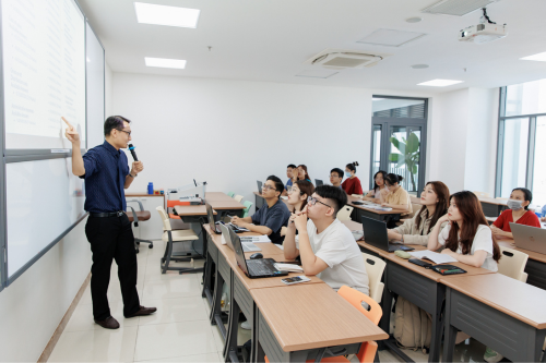 UEH giữ ổn định học phí học kỳ cuối năm 2026 - Nỗ lực đồng hành và đem lại giá trị xứng đáng dành cho người học