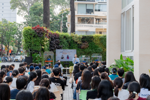 [UEH Open Agora] Hơn 100 người học tham gia phiên đối thoại mở đầu tiên về mùa hè không vội vã