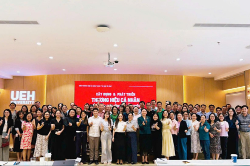UEH tổ chức khóa bồi dưỡng về kỹ năng giao tiếp, networking và phát triển thương hiệu cá nhân dành cho đội ngũ viên chức, người lao động