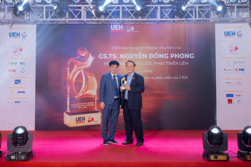 Trao tặng Biểu trưng cống hiến UEH - Tri ân 50 đại diện UEHer có hơn 35 năm gắn bó tại UEH Family Fair 2026