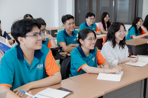 Đại học Kinh tế TPHCM công bố điểm sàn và công cụ tính điểm xét tuyển