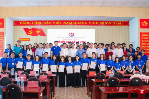 Kết nạp Đảng 11 chiến sĩ tham gia Chiến dịch Tình nguyện Sinh viên Kinh tế 2026