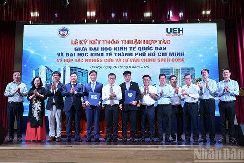 UEH đồng tổ chức Hội thảo khoa học quốc gia
“Đổi mới mô hình phát triển của Việt Nam đáp ứng yêu cầu kỷ nguyên mới” và ký kết hợp tác nghiên cứu, tư vấn chính sách công với Đại học Kinh tế Quốc dân
