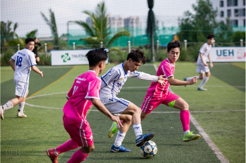 [Trường Tươi Group - UEH League 2026] [Bóng đá Nam] Vòng 7:  Bùng nổ với 27 bàn thắng và những màn rượt đuổi tỷ số hấp dẫn 