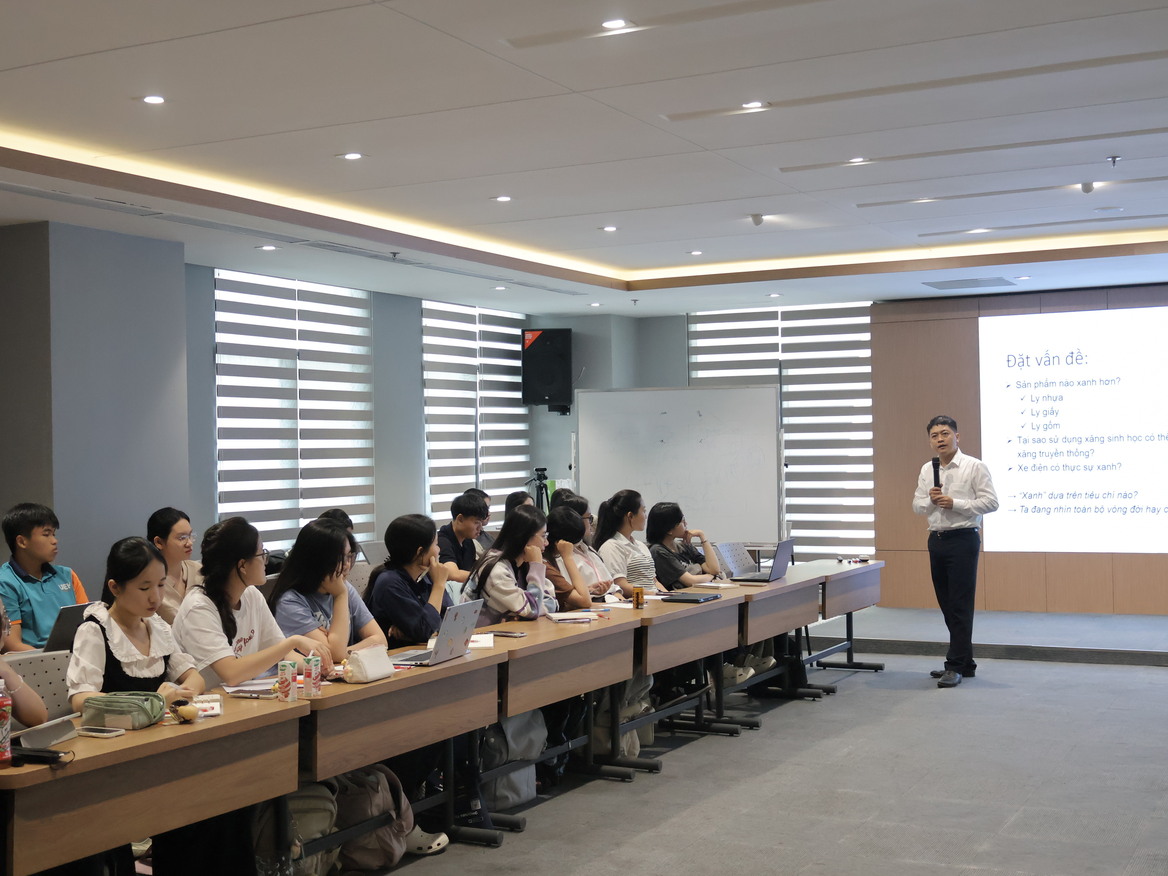 UEH Sustainable Finance Institute Organizes Advanced Training Series for the Top 15 Teams of ZESG 2026