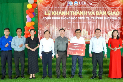 Đoàn công tác NEU và UEH bàn giao Phòng học STEM tại Trường THCS Trà Cú, tỉnh Vĩnh Long